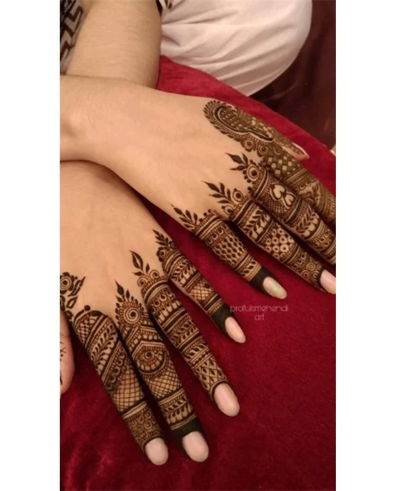 Classy Bangle Back Finger Mehndi Design Effect